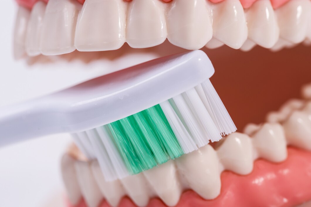 6 Cara Merawat Gigi Palsu yang Perlu Anda Ketahui, Hindari Menggunakan Pasta Gigi Biasa