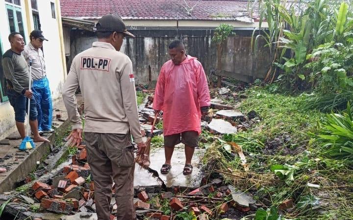 Banjir Terjang Curup, Pagar Kantor Satpol PP Rejang Lebong Ambruk Dihantam Air