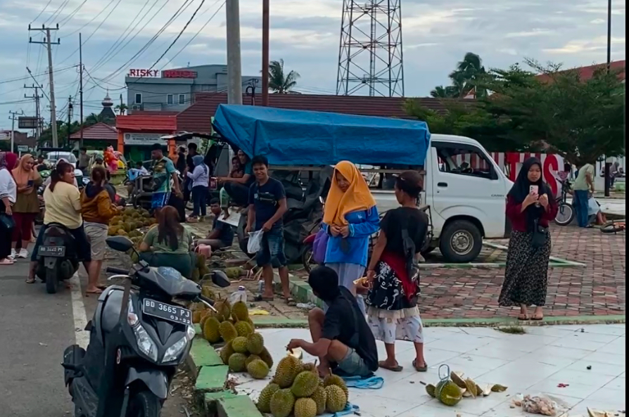 Pemkab Seluma Larang Penjualan Durian di Alun-Alun Tais demi Kebersihan dan Keindahan