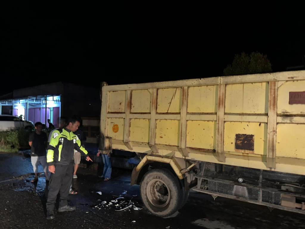 Pelajar di Lebong Tewas Setelah Tabrak Dump Truck Parkir