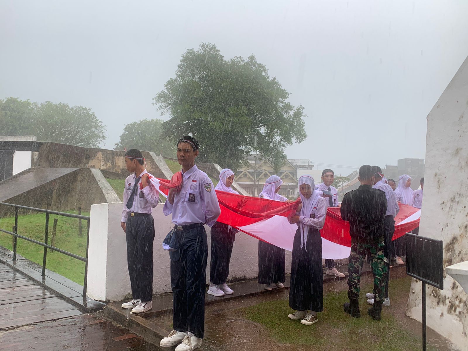 Hujan Deras Tak Goyahkan Semangat, Helmi Hasan Salut pada Pengibar Bendera di Hari Veteran ke-76