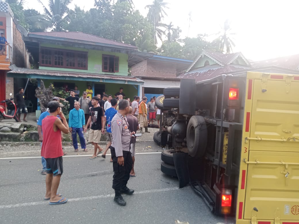 Pelajar SMA Tewas Usai Tabrakan Maut di Tikungan, Motor Hantam Truk Box hingga Terbalik