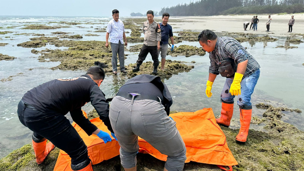 Jasad Pria Tanpa Identitas Ditemukan Tersangkut Karang di Pantai Panjang Kota Bengkulu, Begini Kondisinya