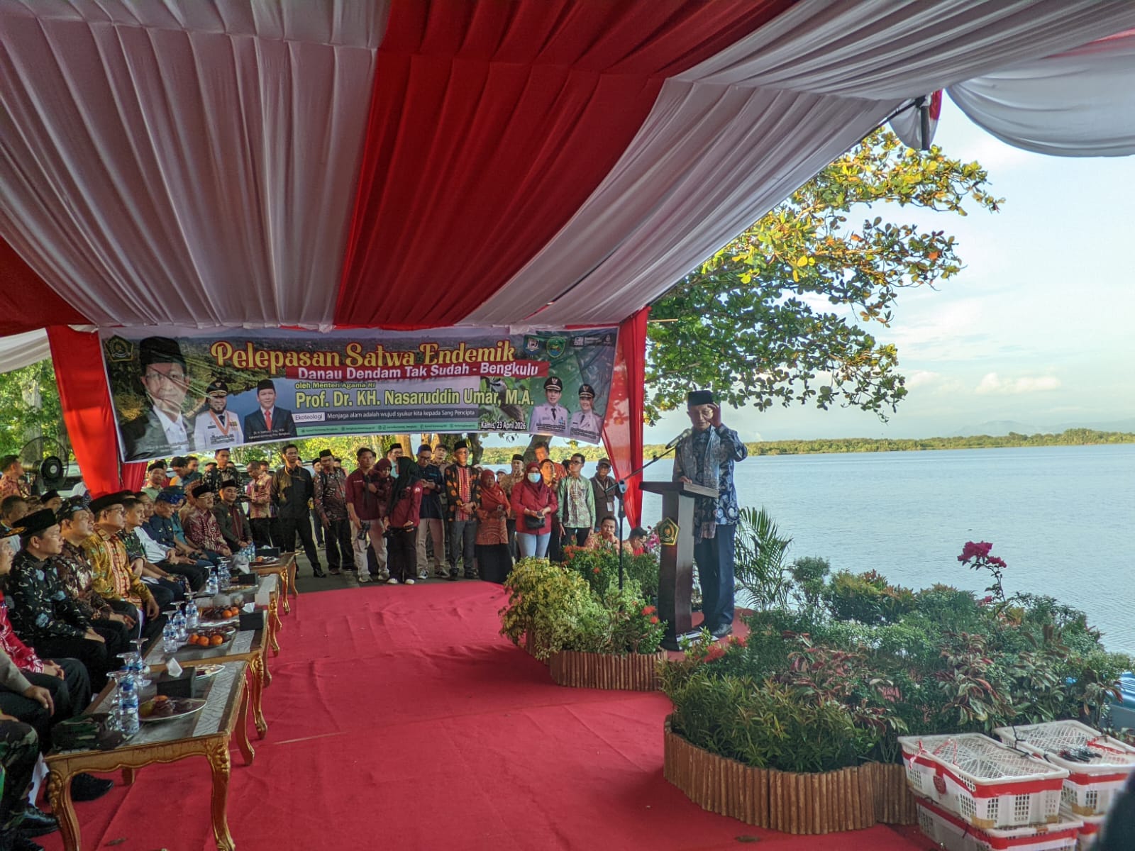 Kunjungi Danau Dendam Tak Sudah, Menteri Agama Tebar Benih Ikan dan Lepas Burung