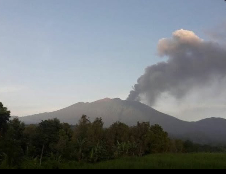 Gunung Raung Muntahkan Abu Setinggi 400 Meter, Aktivitas Waspada Level II