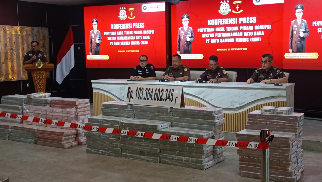 Skandal Korupsi Tambang Batu Bara, Kejati Pamerkan Uang Sitaan Rp103 Miliar Lebih dari Rekening Para Tersangka