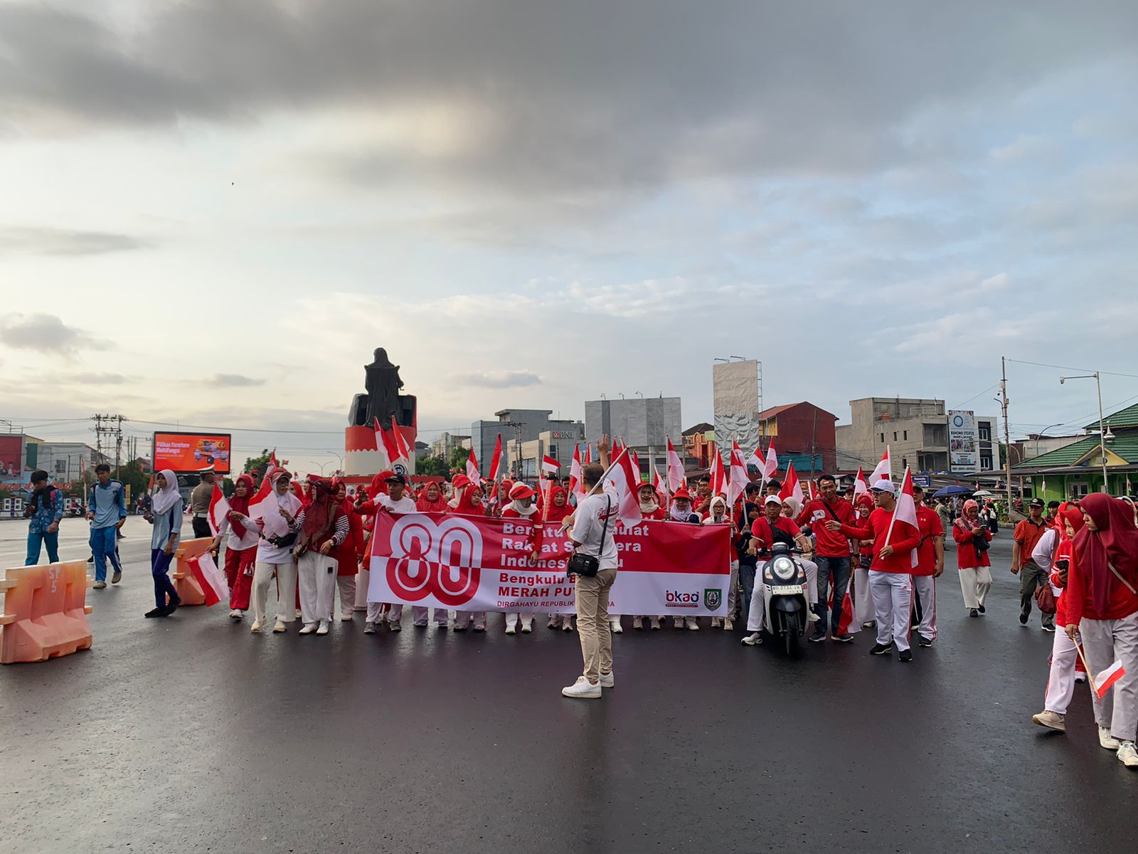 Dari Rumah Penjahit Bendera Pusaka, Kirab Merah Putih Warnai HUT RI ke-80 di Bengkulu