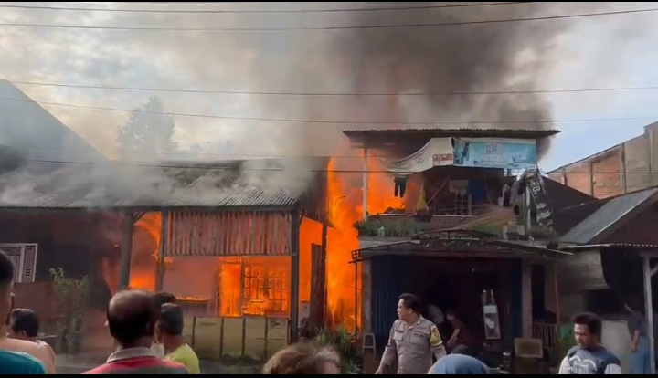 BREAKING NEWS: Rumah Honorer di Lebong Terbakar, Petugas Terlambat Datang Warga Mengamuk