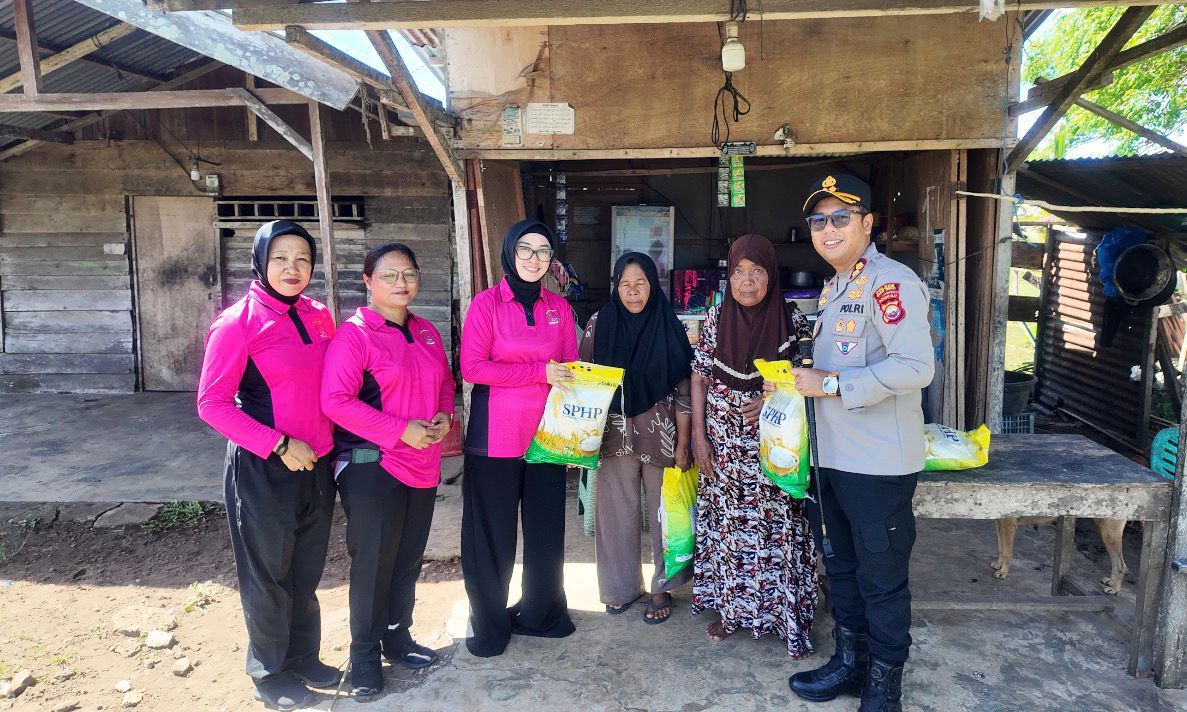 Wujud Kepedulian Polri, Polres Mukomuko Salurkan Bantuan Sosial kepada Warga Kampung Nelayan