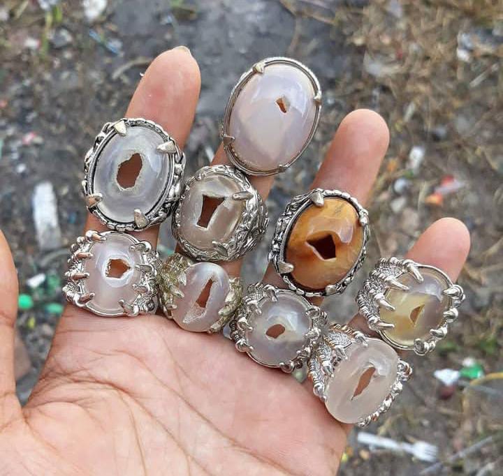 Rahasia Daya Pengasihan Batu Akik Combong, Si Batu Berlubang dengan Tuah Cinta dan Keberuntungan