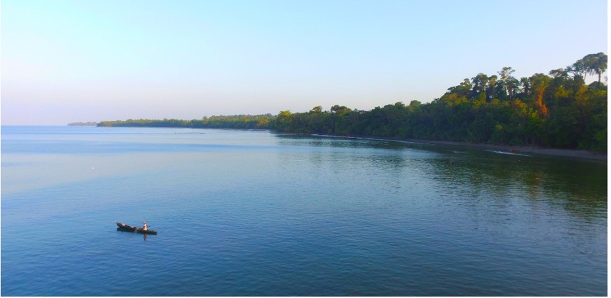 Pantai Pulau Dua, Lihat Ribuan Ikan Berenang dari Jembatan Cinta, Pantainya Bersih  