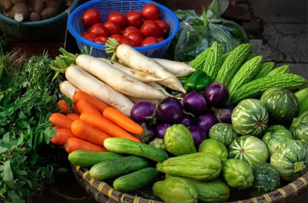 Lalapan Nusantara, Ragam Sayur Segar yang Jadi Primadona di Meja Makan Keluarga Indonesia!