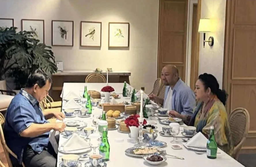 Buka Puasa Bareng Keluarga, Momen Manis Prabowo dan Titiek Bikin Netizen ‘Ciee…Ciee…’ 