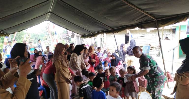 Cegah Stunting, Satgas TMMD ke-121 Kodim 0409/Rejang Lebong Bagikan Makanan Tambahan