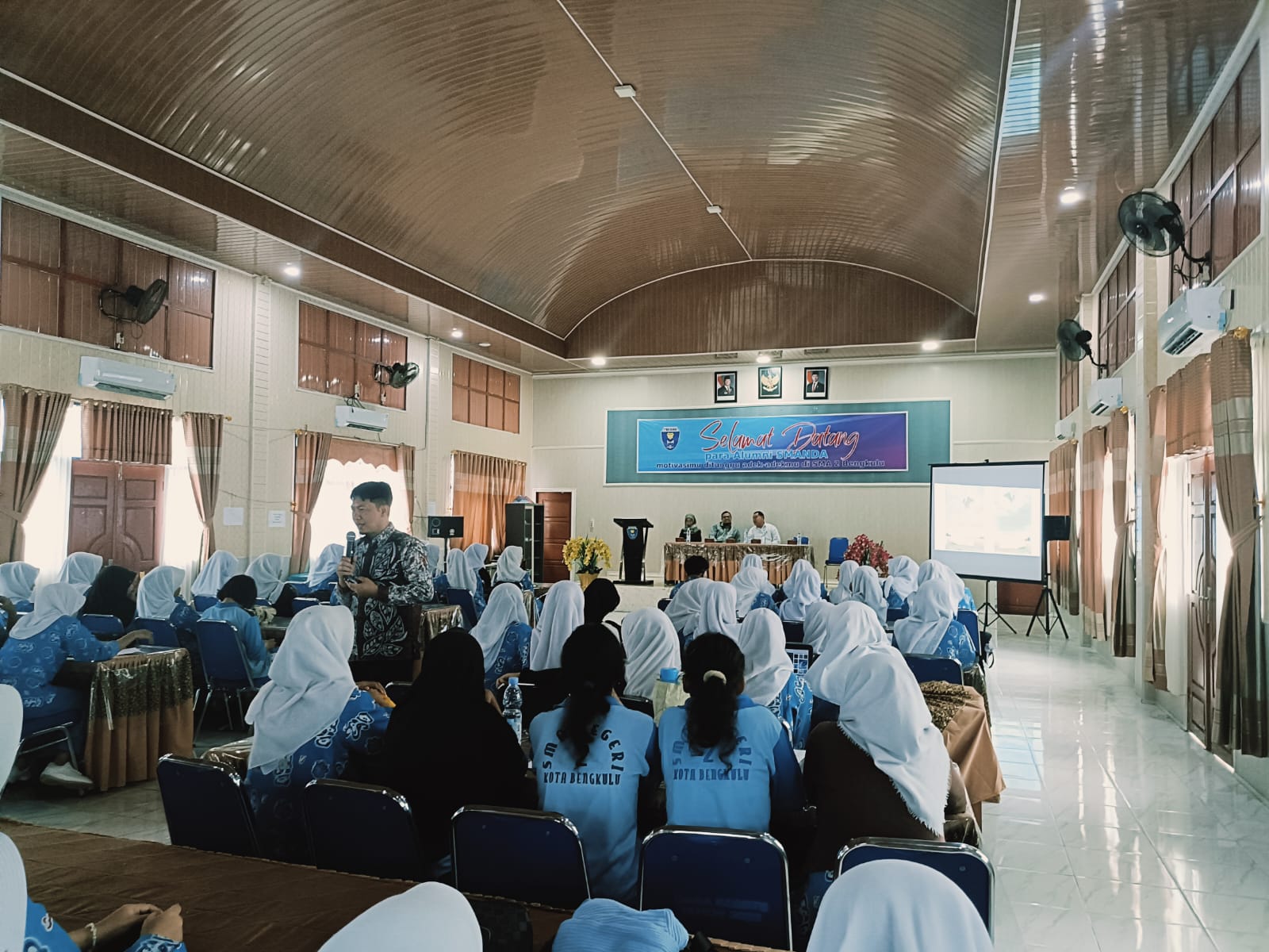 Professor Back to School, Prof. Gonda Yumitro Berbagi Inspirasi di SMAN 2 Bengkulu