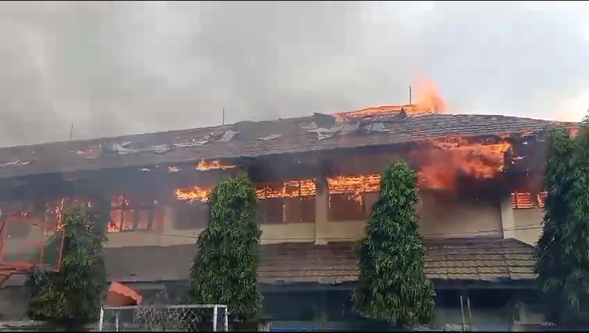 BREAKING NEWS: Kebakaran di Gedung SMKN 3 Kota Bengkulu, Puluhan Ruangan Dilalap Si Jago Merah