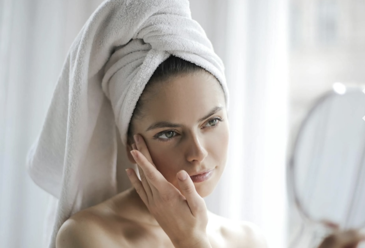 Tips Skincare Terbaru untuk Kulit Berminyak: Kendalikan Kilau Tanpa Rasa Berat