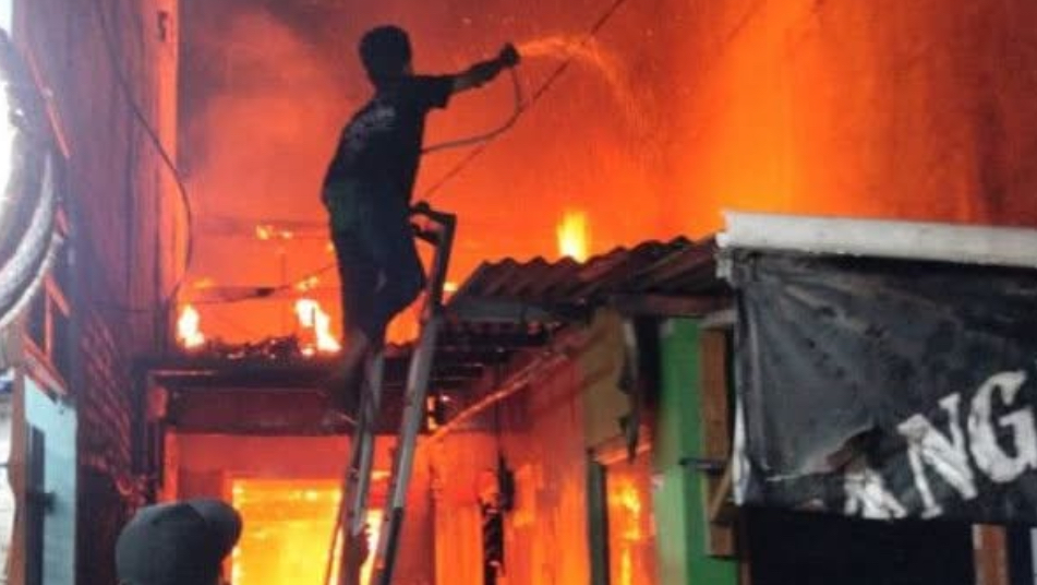 Mabuk dan Emosi, Suami Bakar Rumah hingga Rugi Ratusan Juta Rupiah