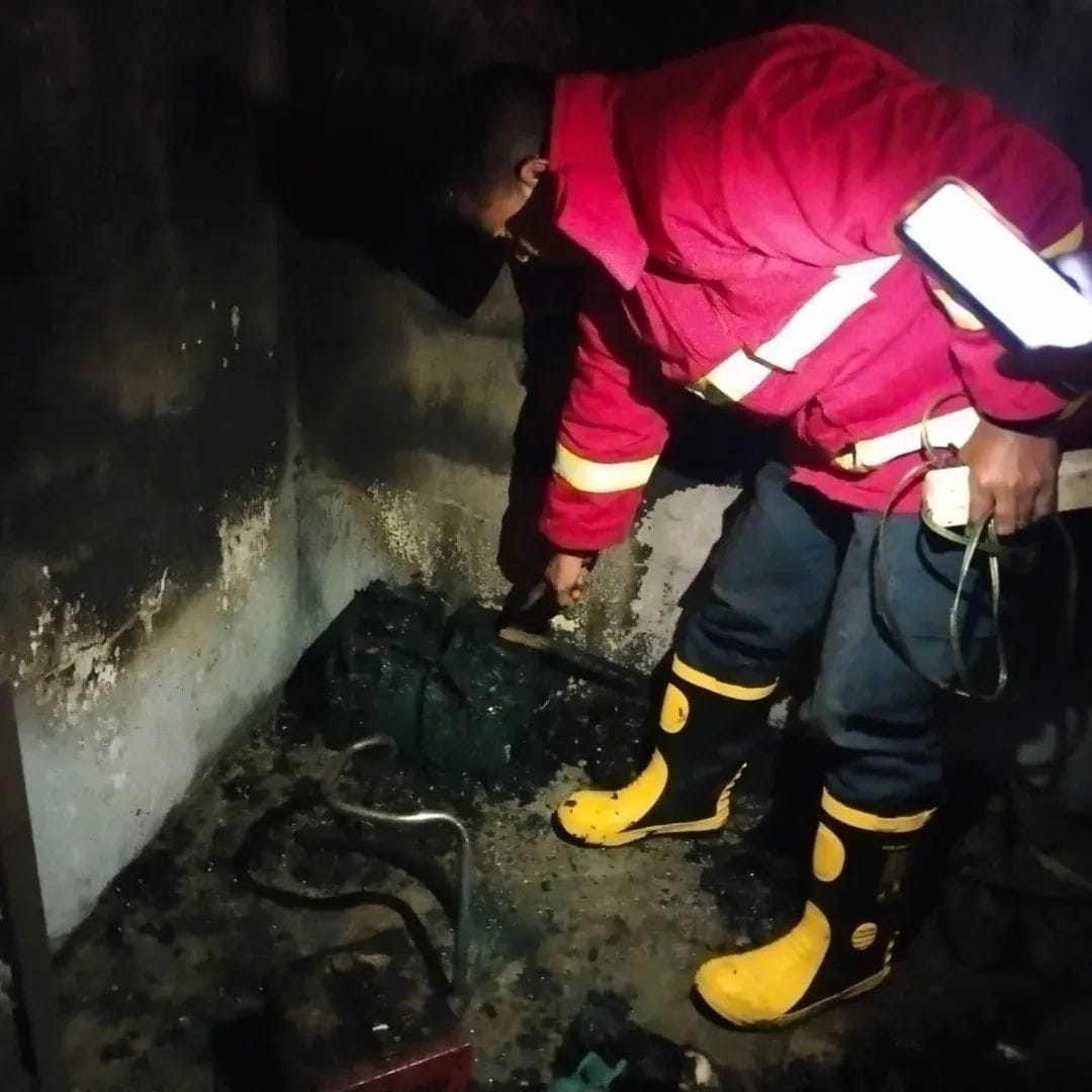 Korsleting Listrik Saat Cas Aki, Rumah di Ibul Kota Manna Terbakar