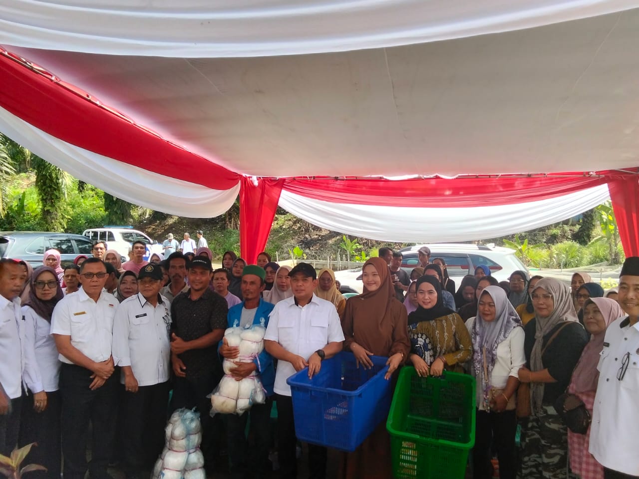 Dorong Produktivitas Nelayan, Pemkot Bengkulu Bagikan Ratusan Jaring dan Alat Pengolahan Ikan