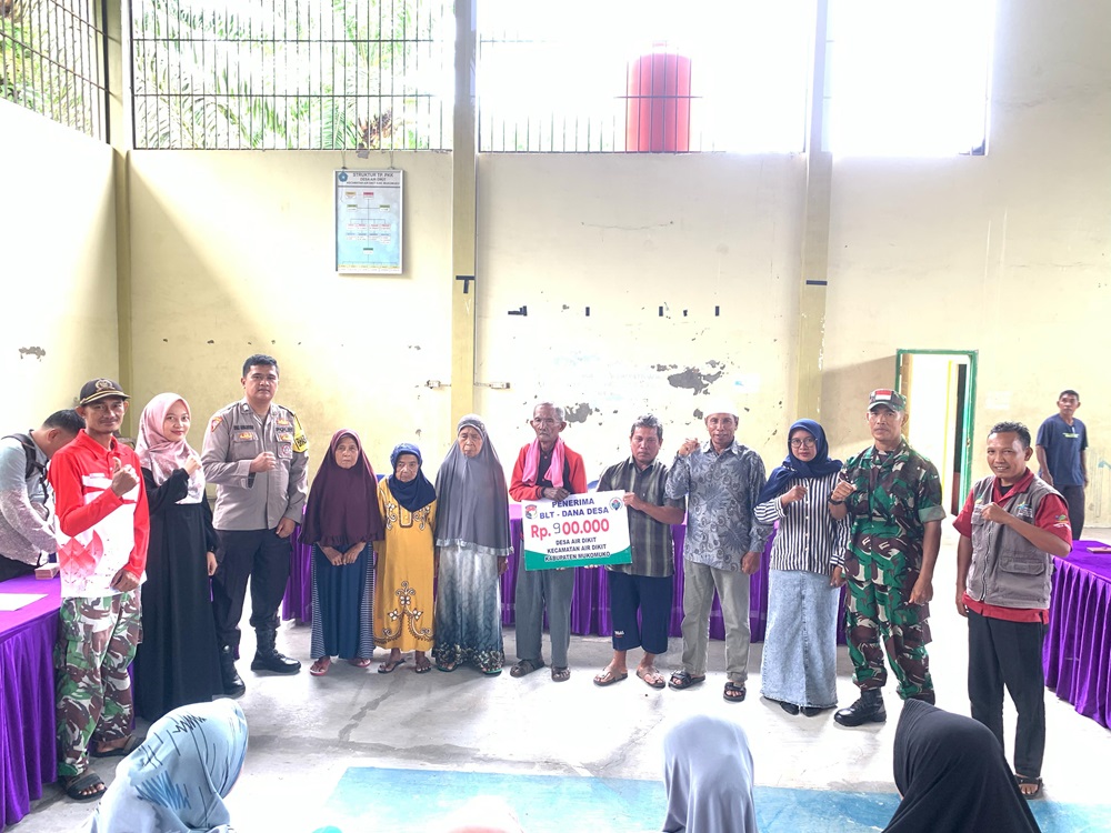 Pemdes Air Dikit Salurkan BLT Dana Desa Tahap Pertama 2025 ke 29 KPM