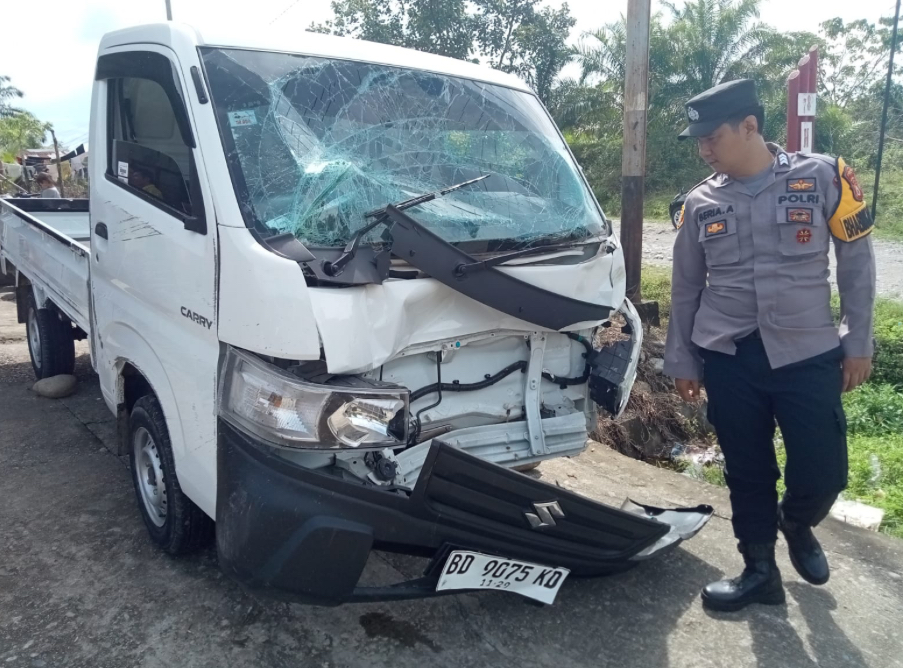 Mobil Carry Tabrak Tiang Listrik di Kaur, Listrik Padam dan Lalu Lintas Terganggu