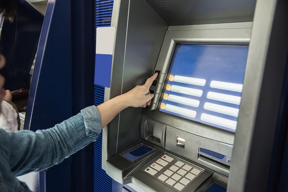 3 Tips Aman Bertransaksi di ATM, Waspadai Resiko dan Modus Kejahatan