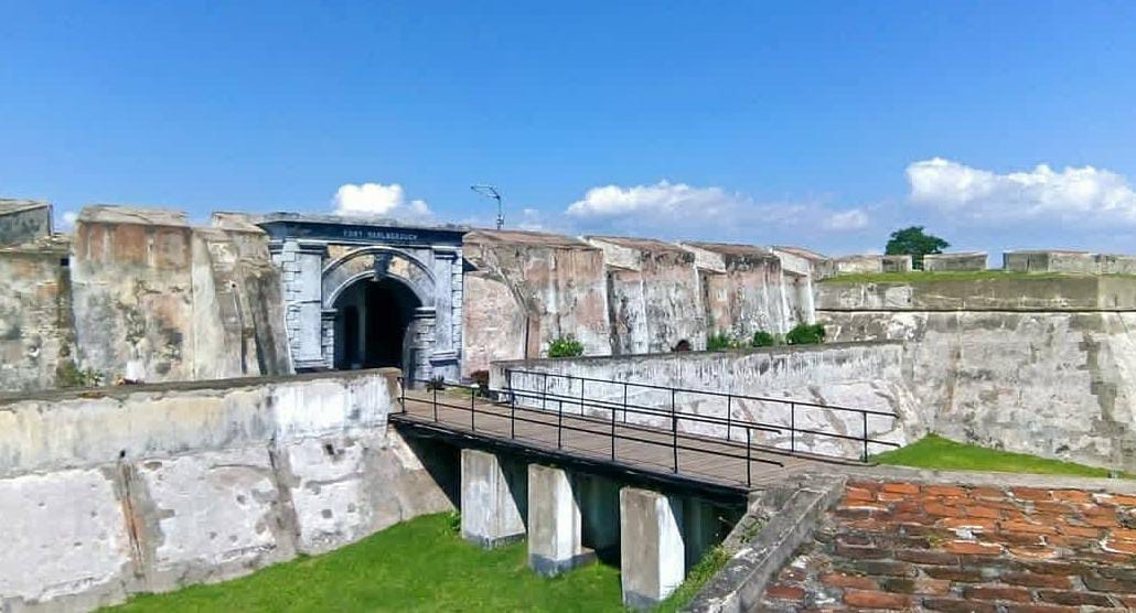 Misteri Benteng Marlborough, Jejak Sejarah dan Sosok Perempuan Bule di Senja Hari