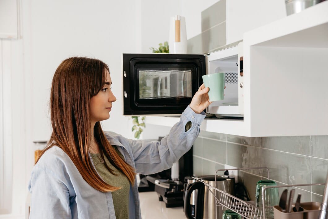 Tak Cuma Kehilangan Kualitas Rasa, Ini Bahaya Memanaskan Makanan Beku di Microwave