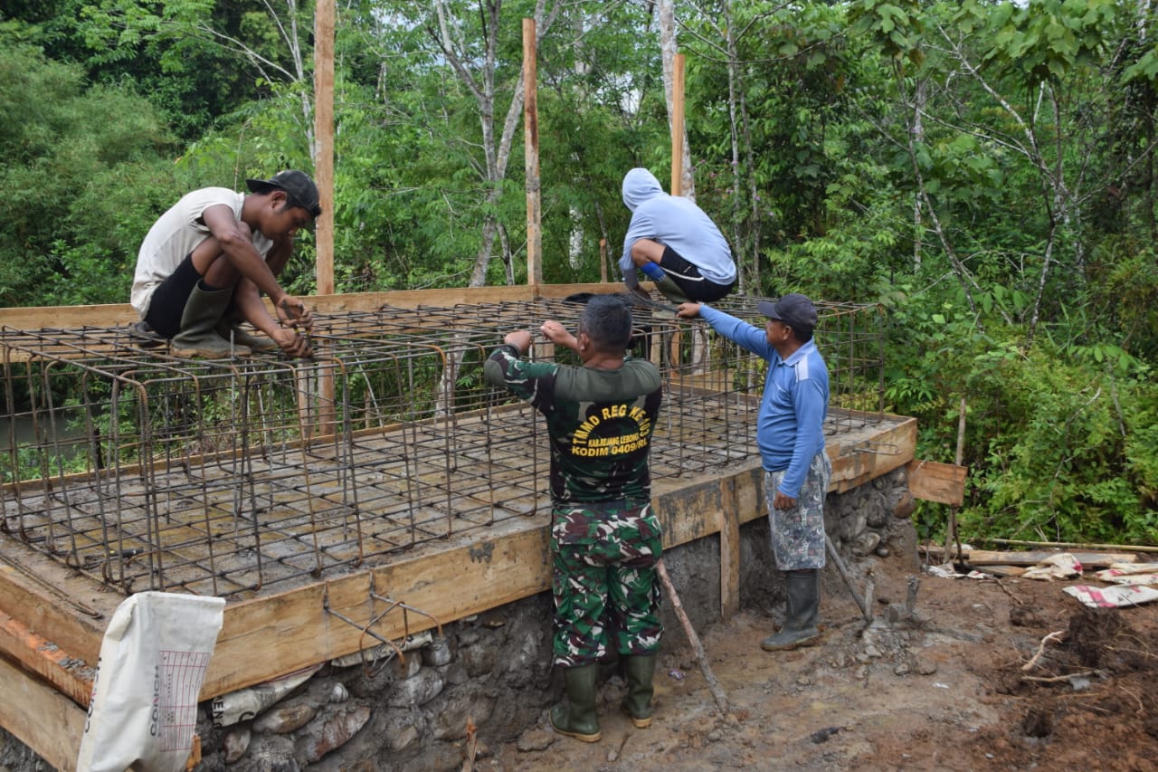 Progress Jembatan Gantung Garuda di Desa Lubuk Bingin Baru Tembus 61 Persen