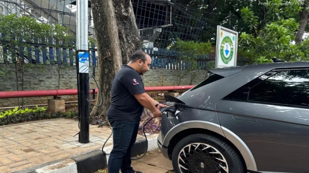 Inovasi PLN, Tiang Listrik Jadi Stasiun Pengisian Daya untuk Kendaraan Listrik