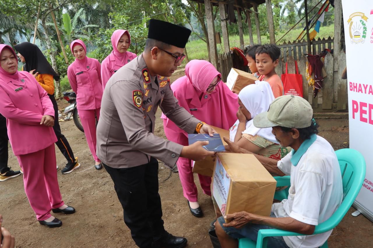 Kapolres Mukomuko Kunjungi Warga Sakit di Lubuk Sanai, Berikan Bantuan untuk Meringankan Beban