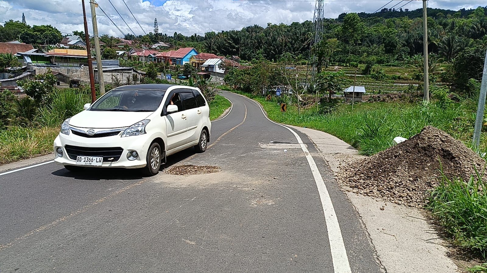 Usai Diberitakan, Jalur Lintas Dua Merigi Kepahiang Menuju Kelurahan Simpang Nangka Diperbaiki