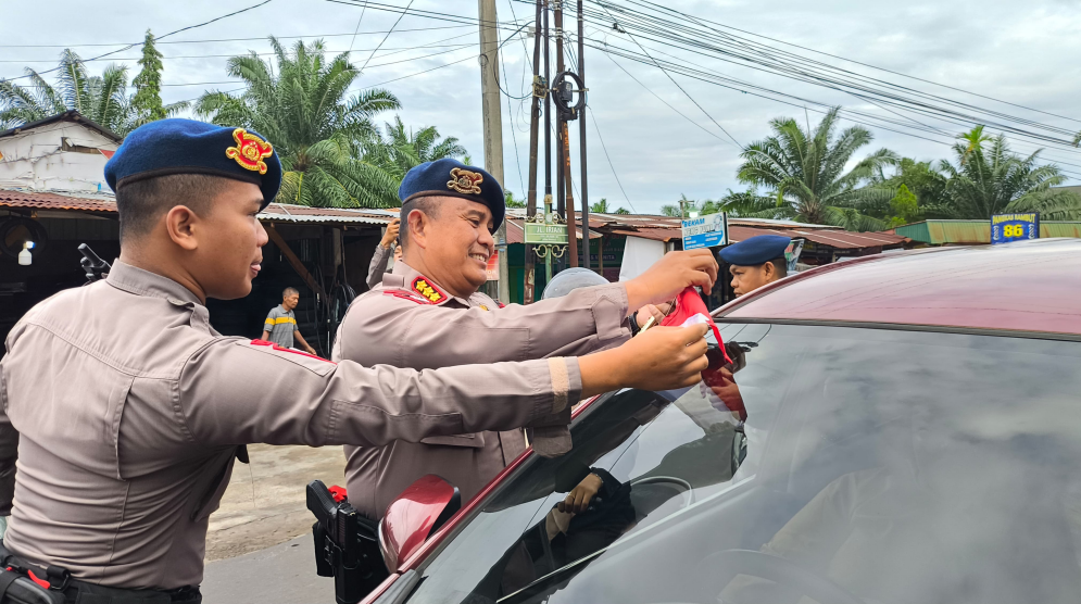 Satbrimob Polda Bengkulu Kobarkan Semangat Merah Putih Lewat Aksi Bagi-Bagi Bendera Jelang HUT RI ke-80