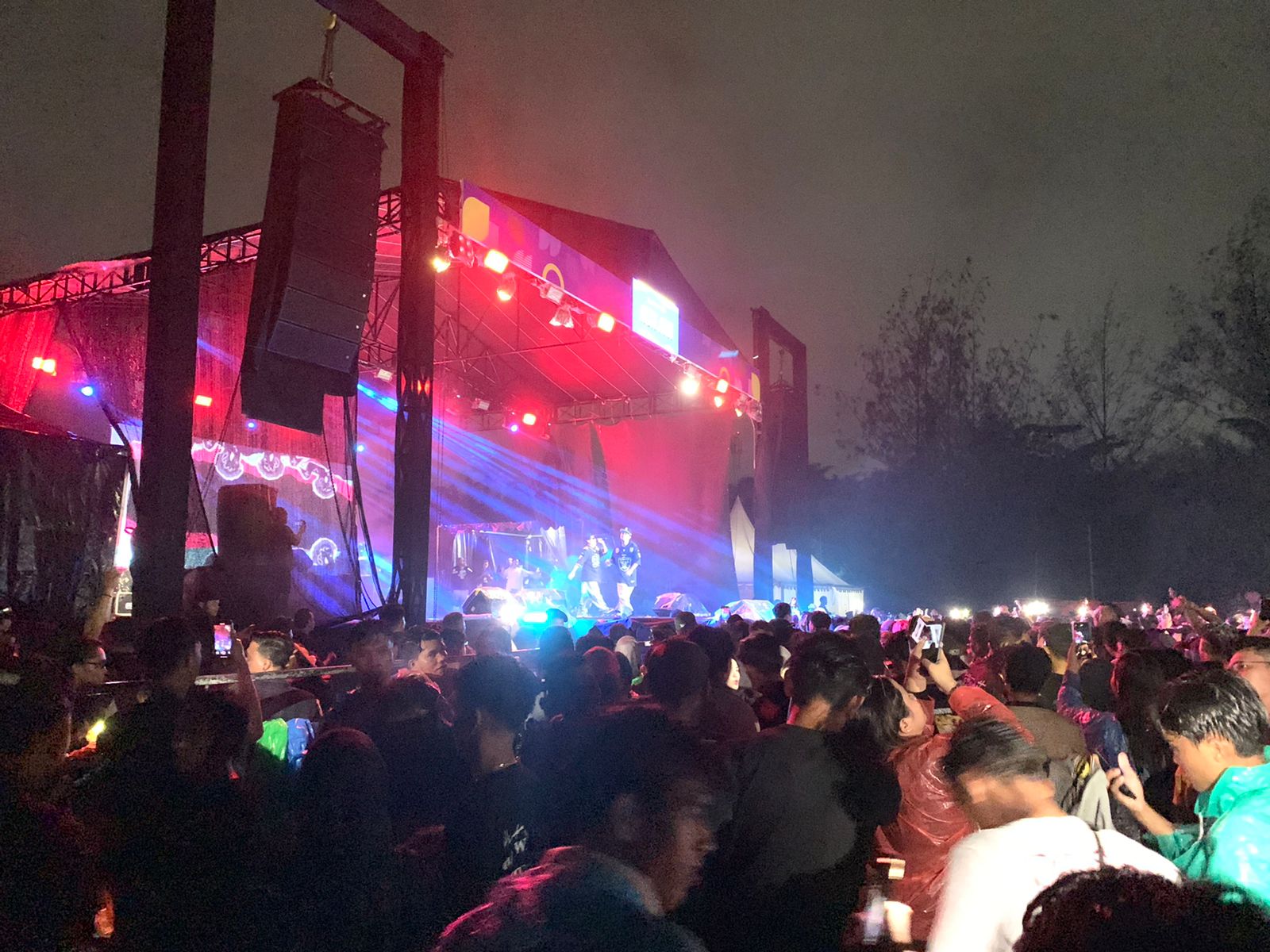 NDX AKA Guncang Sport Center Bengkulu, Malam Puncak HUT Harian Rakyat Bengkulu ke-24 Diserbu Ribuan Penonton