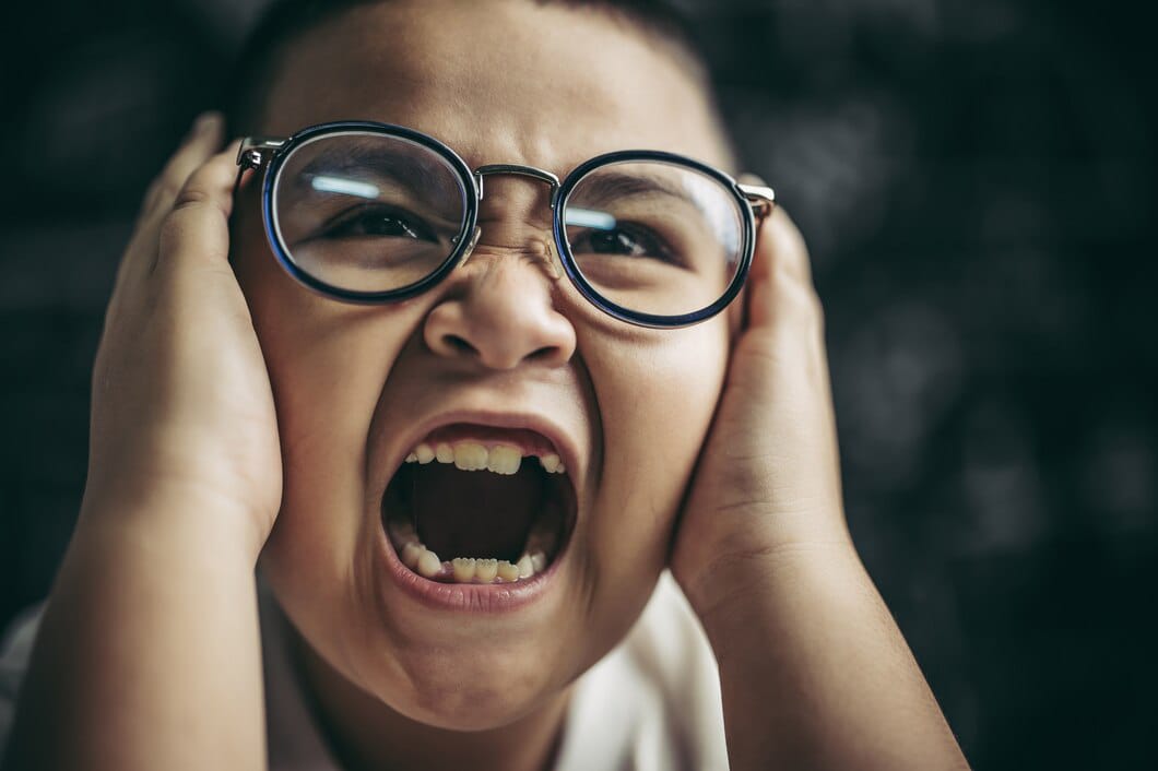 5 Strategi Efektif Mengatasi Anak yang Sedang Melampiaskan Emosinya