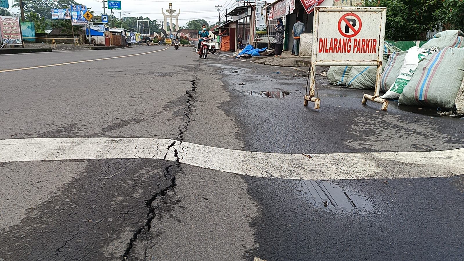 Awas! Jalan Retak di Depan Rumah Sakit Annisa Rejang Lebong, Penyebabnya Karena Hal Ini