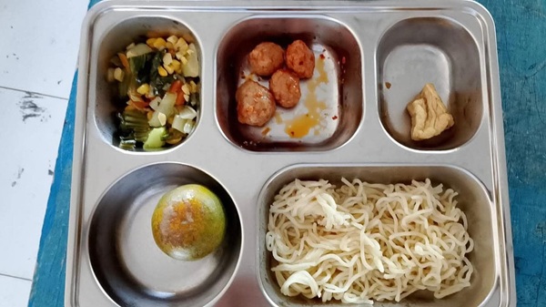 Medsos Heboh! Foto Menu Makan Gratis Diduga Jadi Pemicu Siswa Lebong Keracunan Beredar