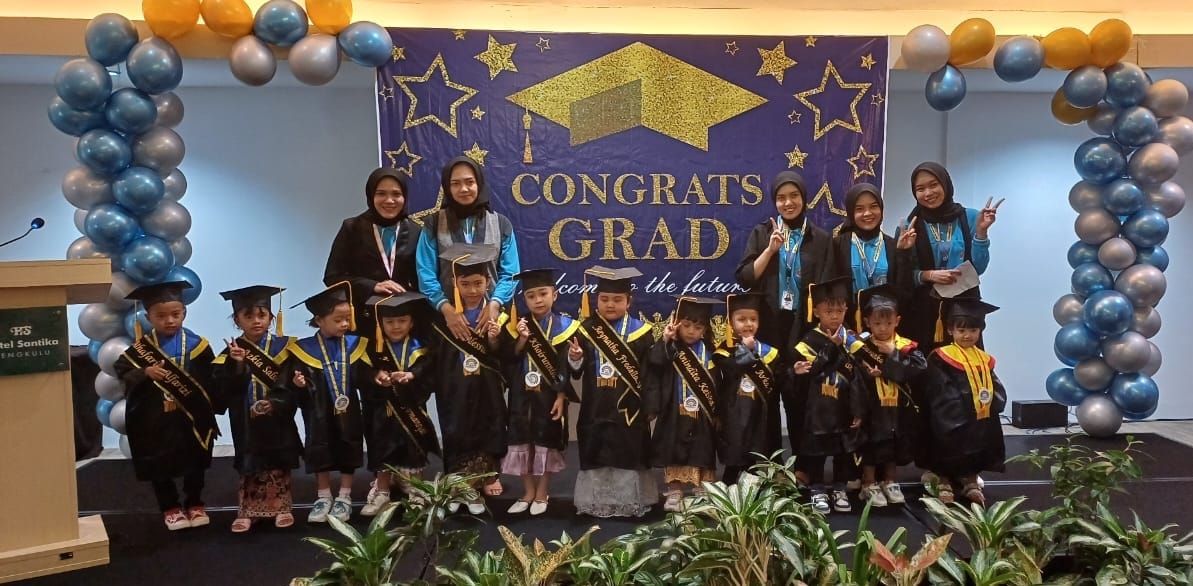 17 Murid Montessori Bimba Rainbow Kids Sukamerindu Ikuti Wisuda Perdana