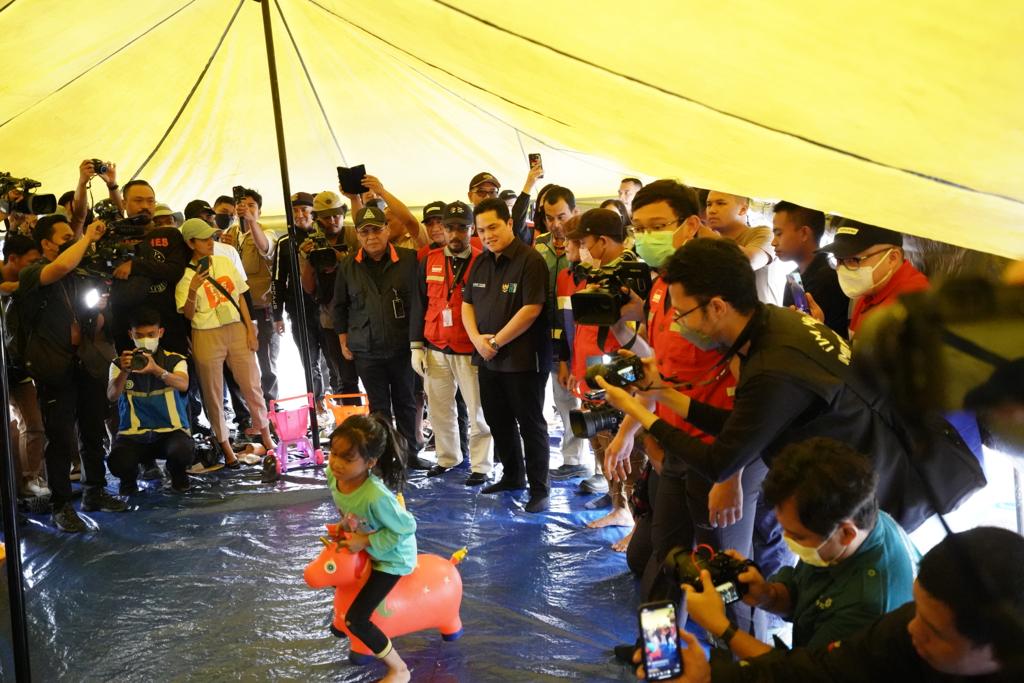 BRI Sediakan Posko Trauma Healing & Dapur Umum, Erick Thohir Apresiasi BUMN & Masyarakat Gotong Royong Bantu B