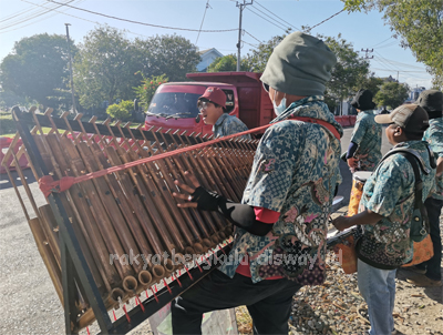 Keliling Ngamen dengan Angklung, Bisa Kirim Uang Jajan Buat Anak Istri di Kampung