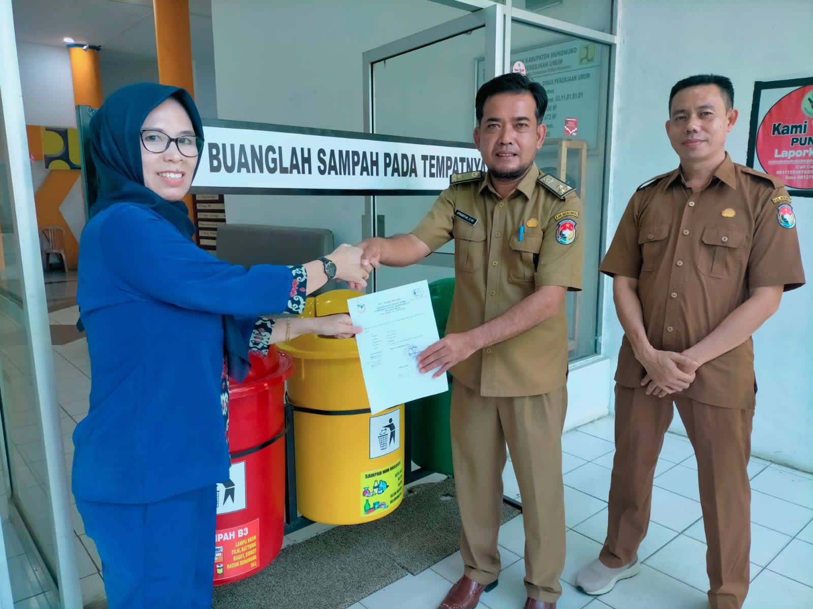 Dukung Kota Bersih, PT Agro Muko Serahkan Empat Set Tong Sampah ke Pemkab Mukomuko