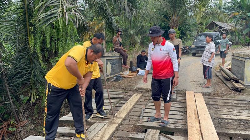 Jembatan Kayu Lapuk di Mukomuko Diperbaiki Polisi, Kini Dilengkapi Pagar Besi