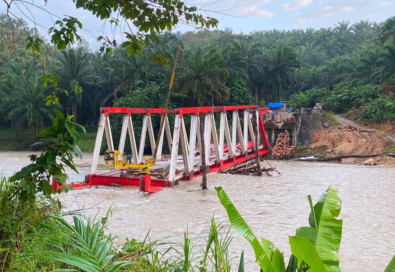 Rangka Jembatan Lubuk Silandak Ambruk Diterjang Banjir, Proyek Harus Diulang