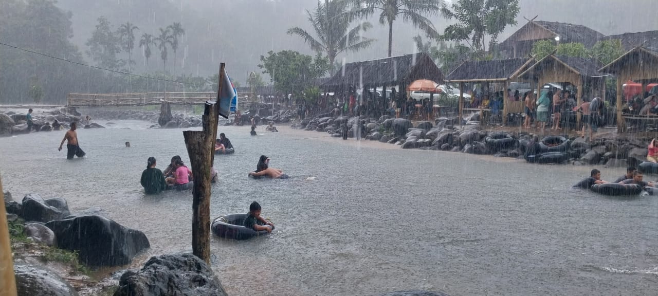 Diguyur Hujan Lebat, Pengunjung Wisata Sungai Trokon Curup Diperingatkan Bahaya Banjir Bandang