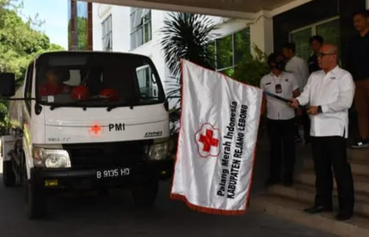 PMI Rejang Lebong Kirimkan Bantuan Air Bersih untuk Korban Banjir dan Longsor di Sumatera Barat