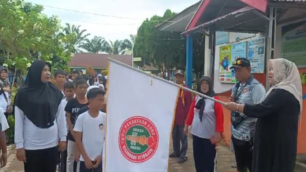 Sambut Hari Guru Nasional dan HUT PGRI ke-79, SD Negeri 16 Kota Bengkulu Gelar Jalan Sehat