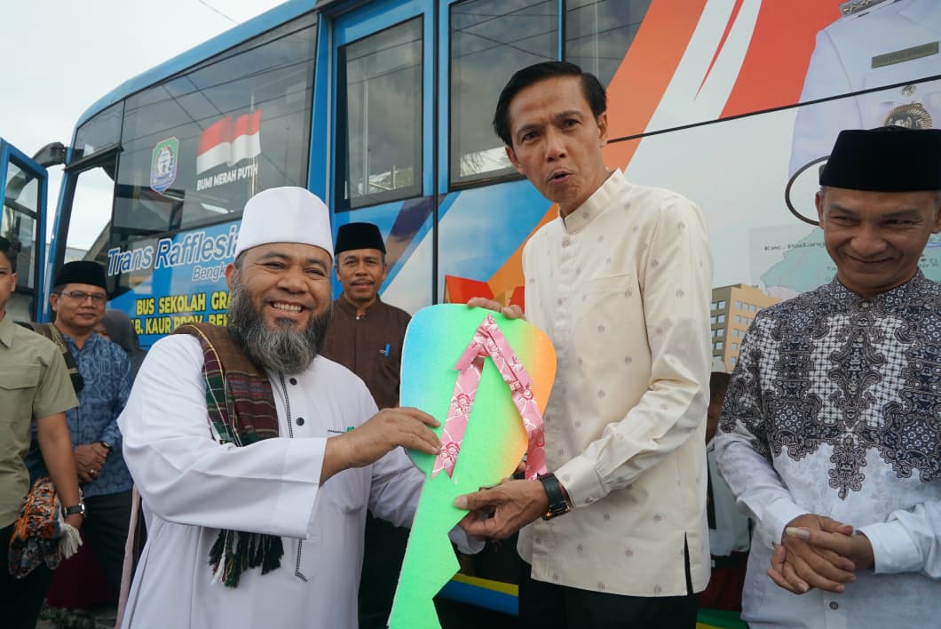 Gubernur Bengkulu Serahkan Bus Sekolah Gratis untuk Pelajar Kaur