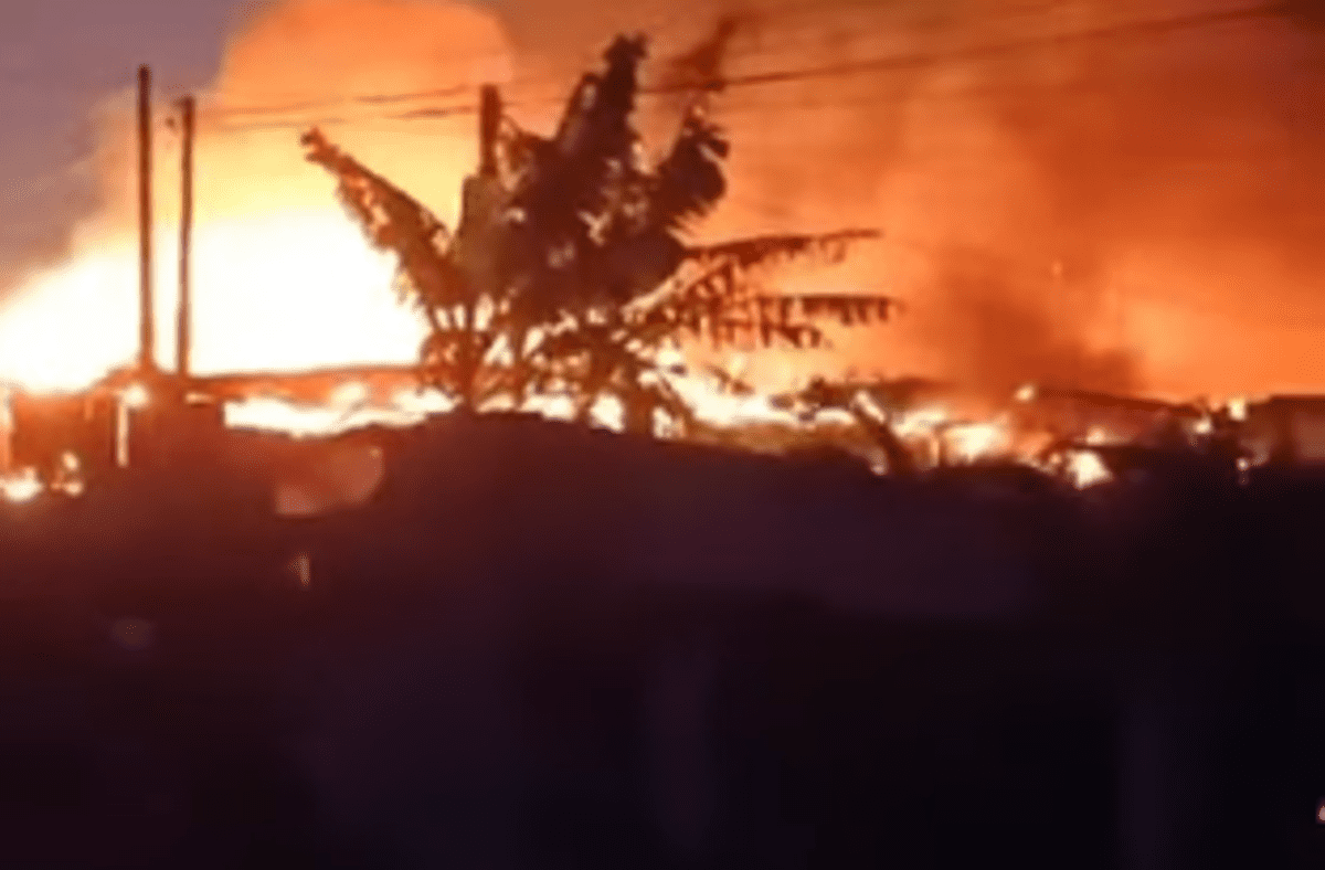 BREAKING NEWS: Kebakaran Terjadi di Jalan Merawan Kota Bengkulu, Terdengar Suara Ledakan dari Dalam Gudang