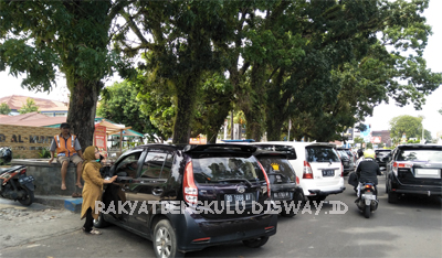 Di Sini Kerap Macet, Parkir Sembarangan jadi Pemicunya 